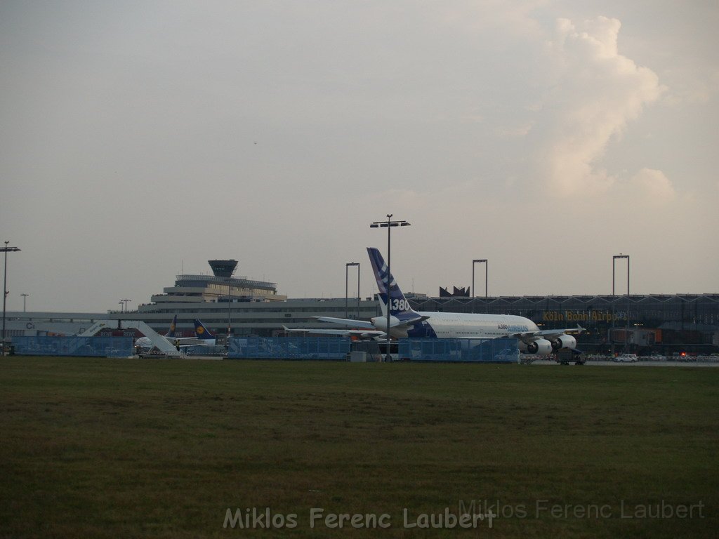 Warten auf den Airbus 380 Koeln Bonn P359.JPG